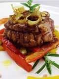 Medaglione di filetto di vitello, con riduzione di chianti, peperoni e porro fritto