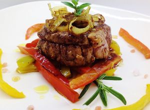 Foto di Medaglione di filetto di vitello, con riduzione di chianti, peperoni e porro fritto