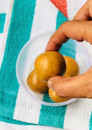 मूंगफली व गुड़ के लड्डू(Moongfali va gud ke laddu recipe Hindi) रेसिपी मुख्य फोटो