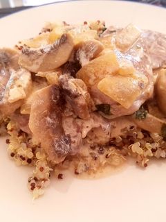 Una foto de Lomo de cerdo ibérico en salsa de yogur y champiñones con quinoa