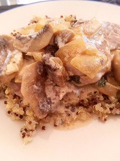 Una foto de Lomo de cerdo ibérico en salsa de yogur y champiñones con quinoa