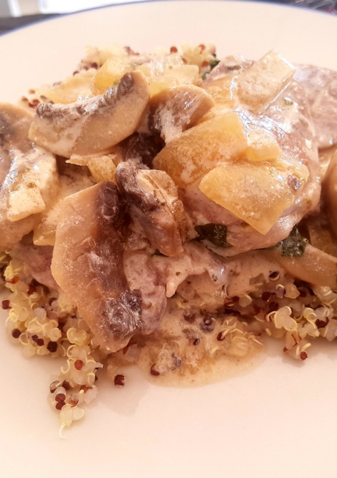 Una foto de Lomo de cerdo ibérico en salsa de yogur y champiñones con quinoa