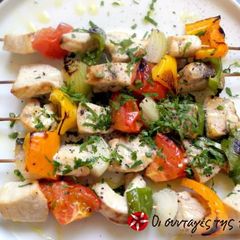 A picture of Swordfish souvlaki with vegetables.