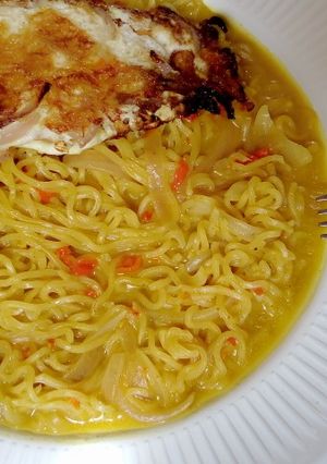 A picture of Noodles with sunshine friend egg.