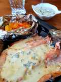 Trucha patagónica a la parrilla con salsa de queso azul