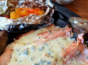 Una foto de Trucha patagónica a la parrilla con salsa de queso azul