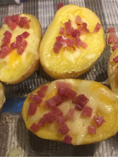 Una foto de Patatas microondas al aceite de azafrán en hebras y jamón serrano