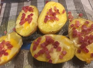 Foto principal de Patatas microondas al aceite de azafrán en hebras y jamón serrano