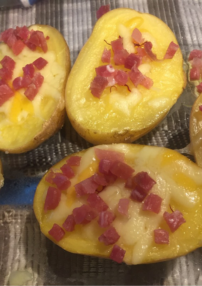 Una foto de Patatas microondas al aceite de azafrán en hebras y jamón serrano
