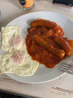 Una foto de Salchichas con tomate