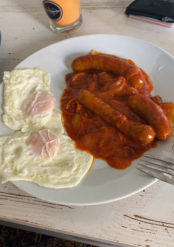 Una foto de Salchichas con tomate