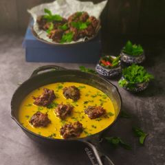 A picture of Palak kadhi pakoda.