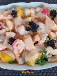 Una foto de Ensalada palitos de cangrejos tropical