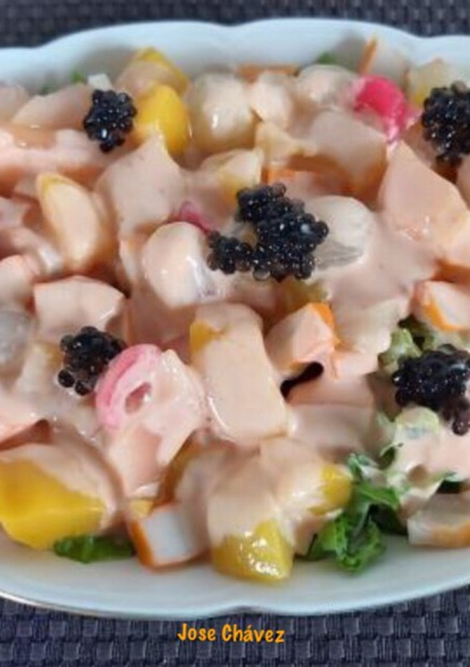 Una foto de Ensalada palitos de cangrejos tropical