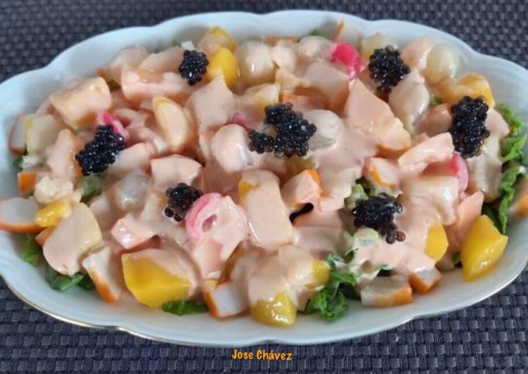 Ensalada palitos de cangrejos tropical
