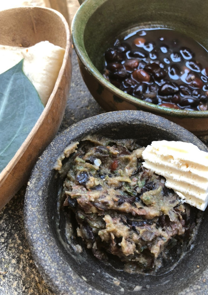 Una foto de Frijol machacado con oreja de León