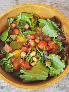 Una foto de Ensalada de brotes tiernos, fresas y vinagreta de mango