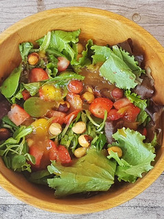 Una foto de Ensalada de brotes tiernos, fresas y vinagreta de mango