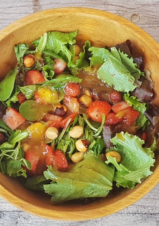 Una foto de Ensalada de brotes tiernos, fresas y vinagreta de mango