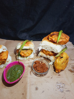 मुंबईचा वडापाव (Vada pav recipe in marathi) रेसिपी चे मुख्य फोटो