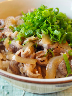 Una foto de Gyūdon, Tazón de res estilo japonés (牛丼)