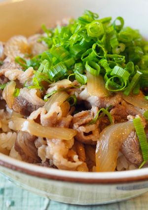 Una foto de Gyūdon, Tazón de res estilo japonés (牛丼)