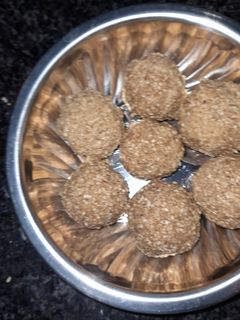 तिल और गुड़ के लडडू (til aur gur ke ladoo recipe in Hindi) रेसिपी मुख्य फोटो