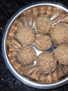 तिल और गुड़ के लडडू (til aur gur ke ladoo recipe in Hindi) रेसिपी मुख्य फोटो