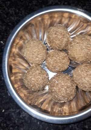 तिल और गुड़ के लडडू (til aur gur ke ladoo recipe in Hindi) रेसिपी मुख्य फोटो