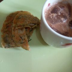 A picture of Vegetable pancakes serve with very chilled beverage.