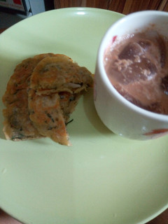 A picture of Vegetable pancakes serve with very chilled beverage.