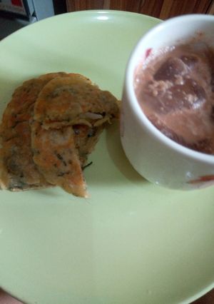A picture of Vegetable pancakes serve with very chilled beverage.