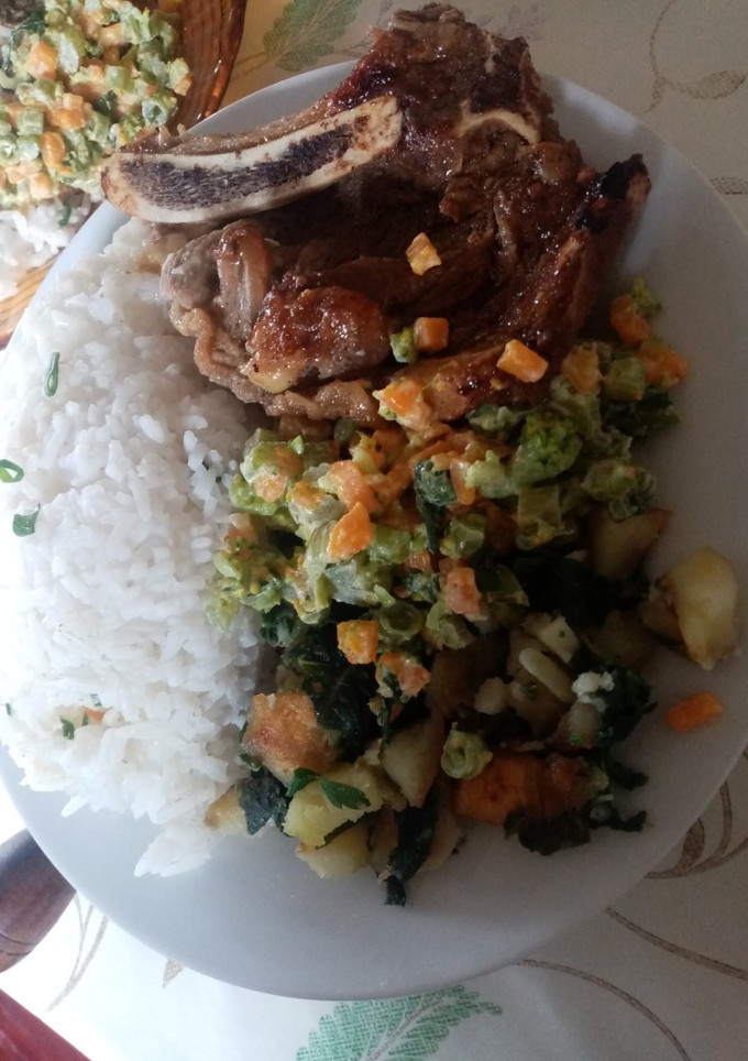 Una foto de Acelga con papas y carne