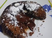 Una foto de postres con chocolates