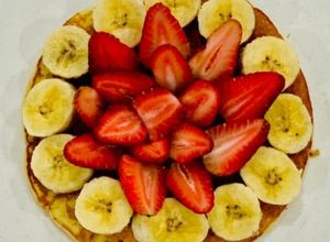 Una foto de Pancakes con Nutella, fresa y banano 🤤
