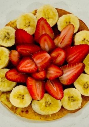 Una foto de Pancakes con Nutella, fresa y banano 🤤