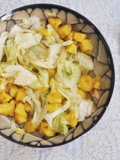 Una foto de Ensalada dietética de lechuga y piña. Ensalada Agridulce ¡Fácil y rápida!