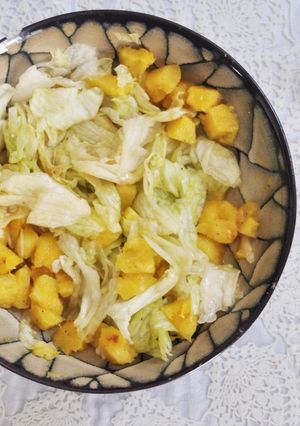 Una foto de Ensalada dietética de lechuga y piña. Ensalada Agridulce ¡Fácil y rápida!