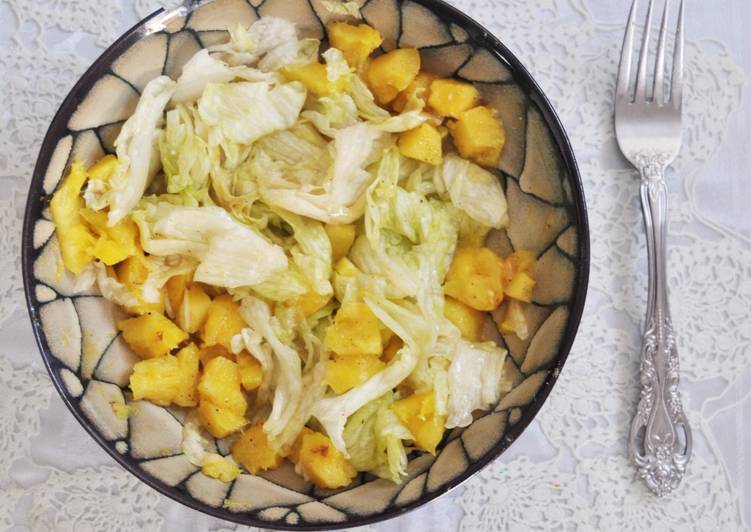 Ensalada dietética de lechuga y piña. Ensalada Agridulce ¡Fácil y rápida!