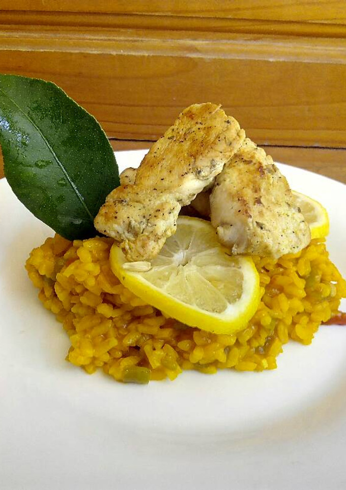 Una foto de Paella de pollo