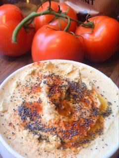 Una foto de Hummus clásico con pimentón y semillas de amapola