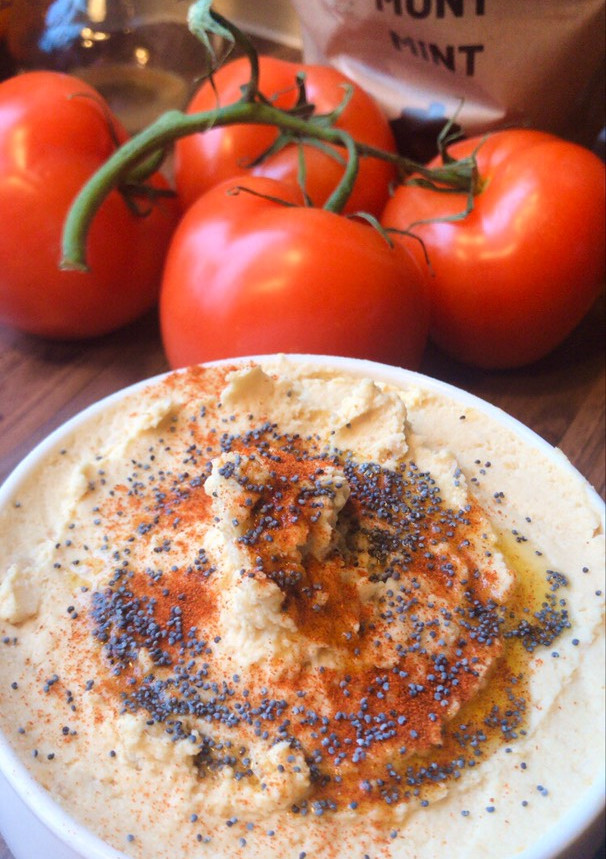 Una foto de Hummus clásico con pimentón y semillas de amapola