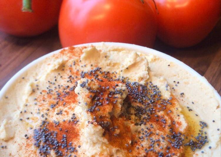 Hummus clásico con pimentón y semillas de amapola