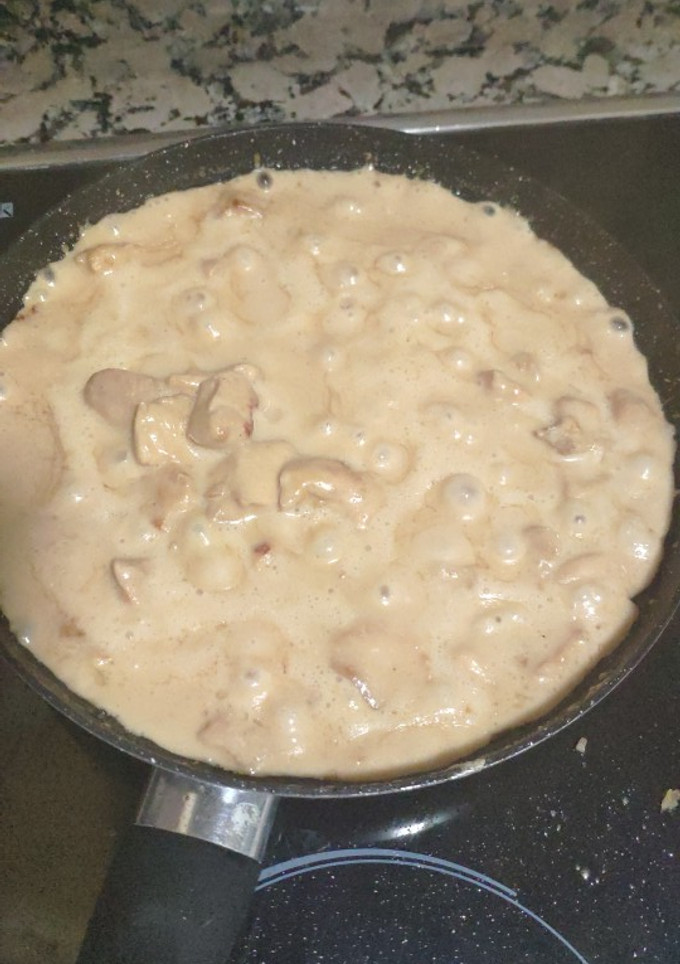 Una foto de Pollo con salsa de queso