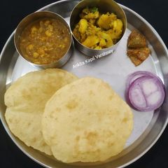 A picture of Chole Bhature.