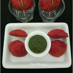 A picture of Beetroot Idli.