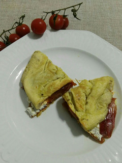 Una foto de "Calzone" de tortilla, sobrasada, jamón y queso