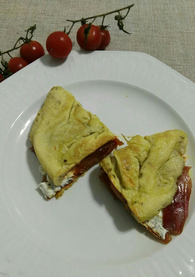 Una foto de "Calzone" de tortilla, sobrasada, jamón y queso