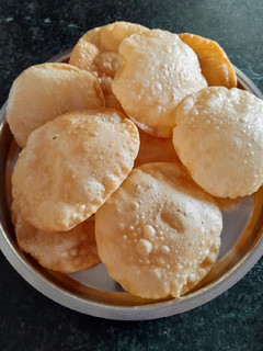 आटे की पूरिया (Aate ki puriyan recipe in Hindi) रेसिपी मुख्य फोटो