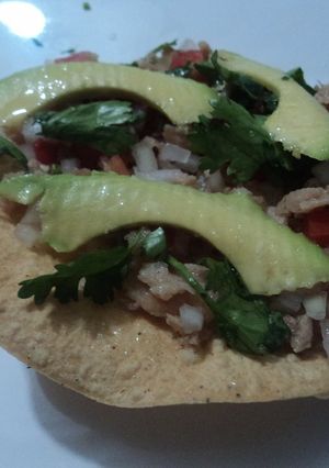 Una foto de Tostadas de soya texturizada y aguacate las correa
